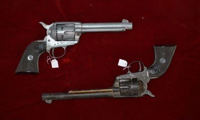 Lot de 2 revolvers pour la décoration, type Peacemaker, en zamac. BE