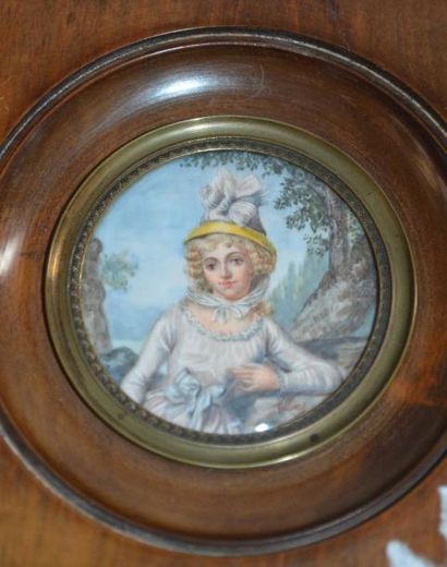 null VILLIER, Miniature, "Madame de M…irbel - Femme au chapeau" peinte sur porcelaine....