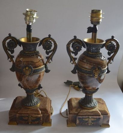 null PAIRE de vases en pierre dure et bronze doré montés en lampes. H: 42 cm