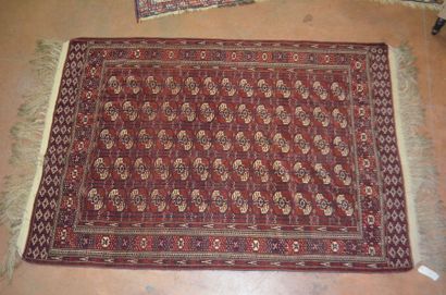 null BOUKHARA. Tapis fond rouge.