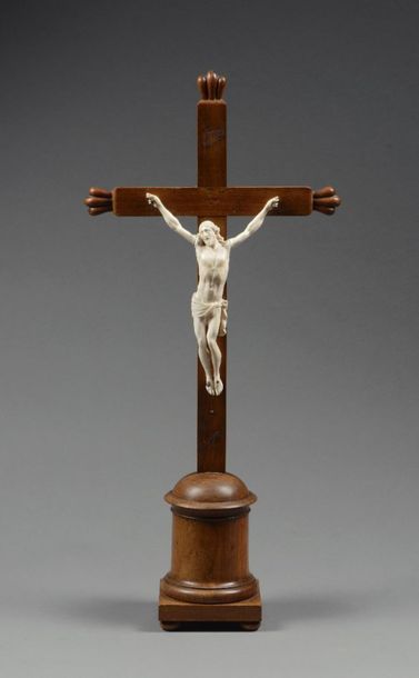 null Christ en croix en ivoire Dieppois

H : 60.5 cm

H du Christ : 23 cm