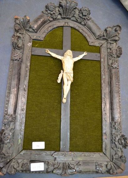 null CHRIST en ivoire dans un encadrement en bois sculpté. XVII-XVIIIème siècle....