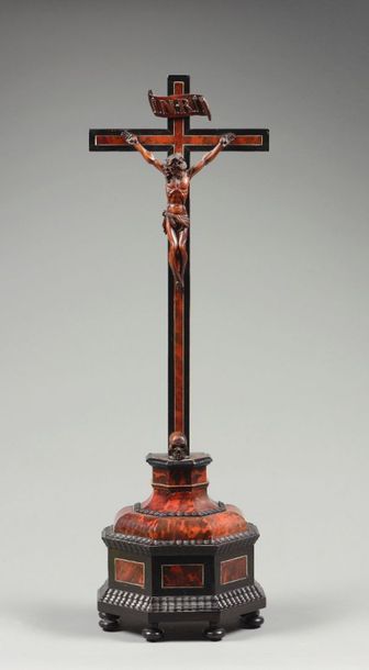 null Crucifix en écaille et bois noirci, XIXème s.

H : 81 cm