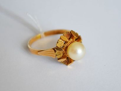 null BAGUE en or en forme de fleur ornée en son centre d'une perle. En R. PB: 4 ...