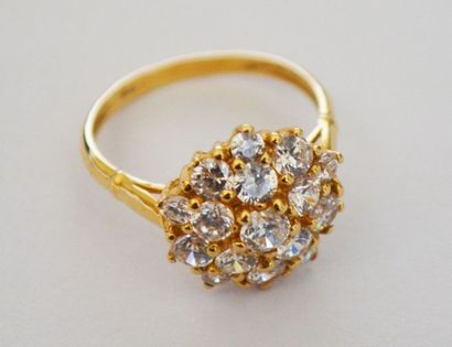 null BAGUE en or en forme de fleur ornée de 3 zircons. En R. PB: 3,5 gr + BAGUE en...