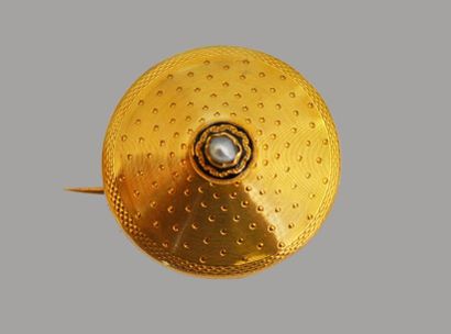 null BROCHE en or jaune de forme circulaire ornée d'une perle. En R. PB: 3.5 g