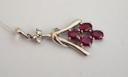 null PENDENTIF en argent orné de 4 petits rubis et zircons. En R. PB : 1,9 g