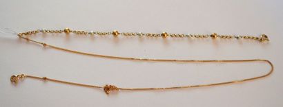 null CHAINE fine en or. P: 2 gr. + BRACELET à mailles alternées d'une petite perle...