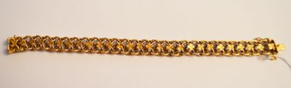 null bracelet en or ajouré mailles reliées par des petits trefles en R p 16,9 g