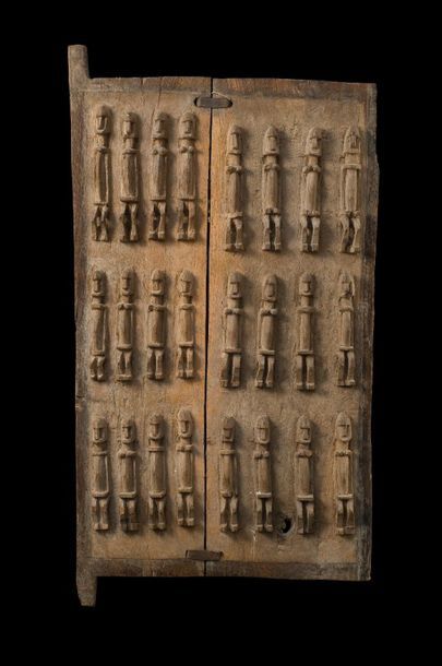 PORTE. Bois sculpté sur trois registres horizontaux de huit personnages d’ancêtres.

Mali,...