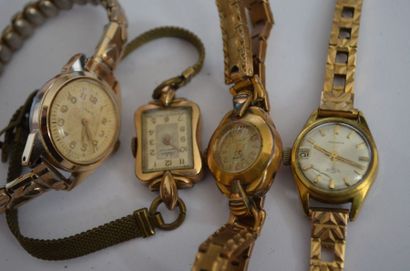null MONTRES. Quatre montres de dame dont deux en plaqué or.