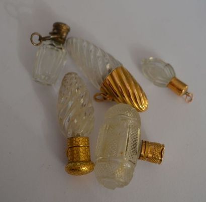 null CINQ FLACONS miniatures à parfum ou à sels dont 

- 4 à bouchons en or. En R....