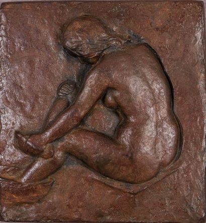 null M.H. ou H.M. "Femme à la toilette" Plaque de bronze repoussé, demi relief, monogrammé...