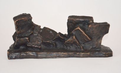 null Fritz WOTRUBA (1907-1975) Liegende. Bronze patiné signé sur la terrasse, situé...