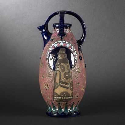 null AMPHORA 

Vase formant pichet en céramique et émaux polychromes à décor d'un...