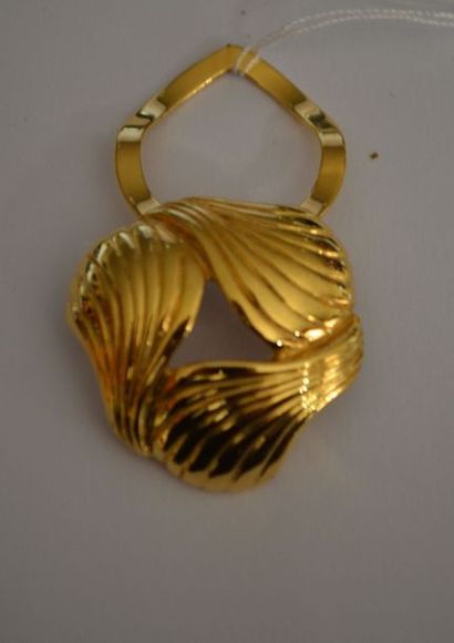  BROCHE clip, trois coquilles stylisées, métal doré.