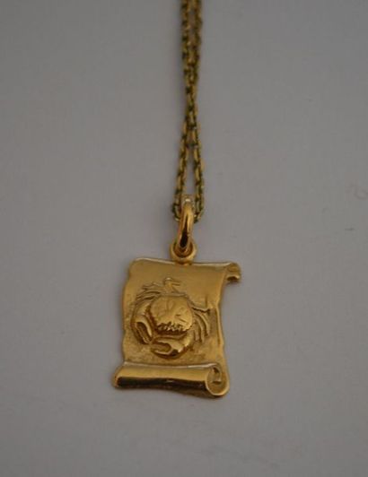 null PENDENTIF zodiaque "Cancer" et chaîne, métal doré.