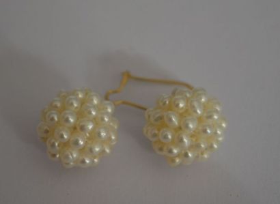  PAIRE DE PENDANTS d'oreilles, en or, constituées de perles miniatures en boules....