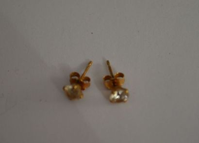 null PAIRE DE CLOUS d'oreilles en or jaune ornés d'un zircon. PB : 0,8 g