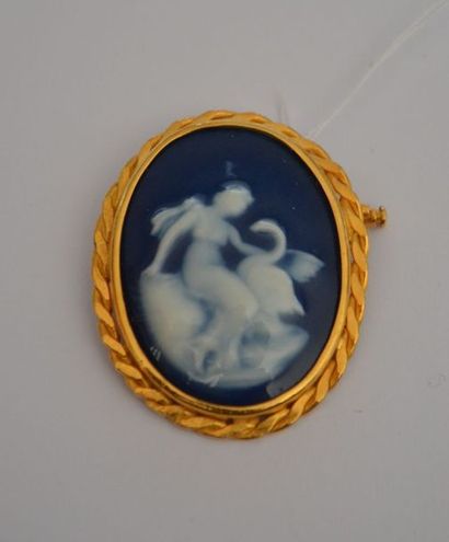 null BROCHE médaillon en porcelaine de Limoges "Léda et le cygne", entourage en métal...