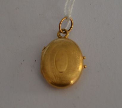  MEDAILLON porte-photo en or jaune guilloché orné d'un cartouche. PB : 1g. En R.