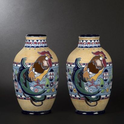 null AMPHORA 

Paire de vases de forme ovoide en céramique à  décor d'un coq, émaux...