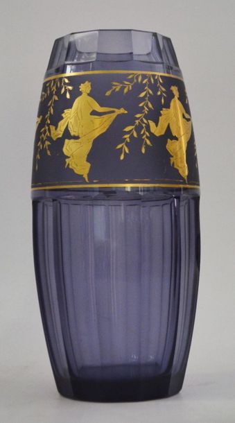 null VASE en cristal à décor doré de femmes à l'antique. XXème siècle. H: 32 cm