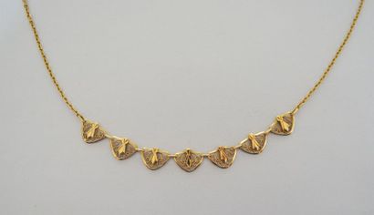 null COLLIER en or maille forçat et 7 motifs en éventail en or filigranné. En R....