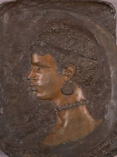 HANS STOLTENBERG-LERCHE (1867-1920) "Femme africaine" Médaillon en métal bronze repoussé...