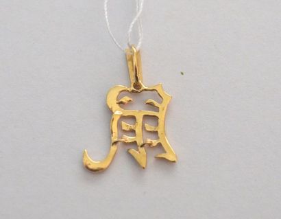 PENDENTIF, caligraphie chinoise en or. P...