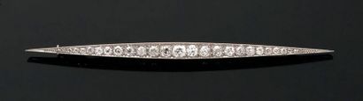 null BROCHE en or gris serti de 27 diamants de taille ancienne en dégradé (légère...