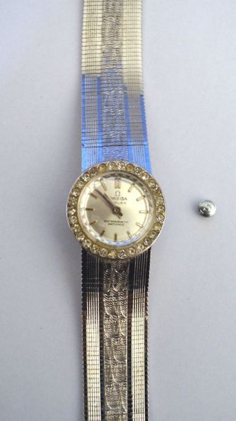 null OMEGA Montre bracelet de dame en or blanc 18K à entourage à l'imitation de diamants....