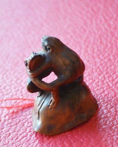 null [JAPON] Netsuke. Deux grenouilles dansant. Bois sculpté. Signé. H: 4,2 cm.