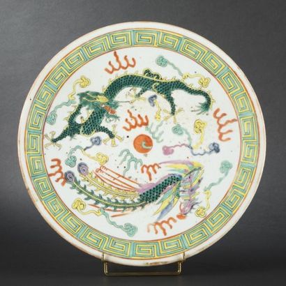 null [CHINE] PLAT circulaire en porcelaine blanche à décor d'émaux polychromes, d'un...