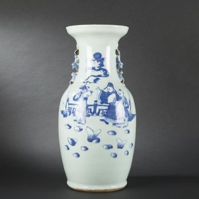 null [CHINE] VASE de forme balustre en porcelaine émaillée céladon à  décor en bleu...