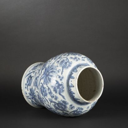 null [CHINE] Vase balustre en porcelaine. XVIIe siècle. H: