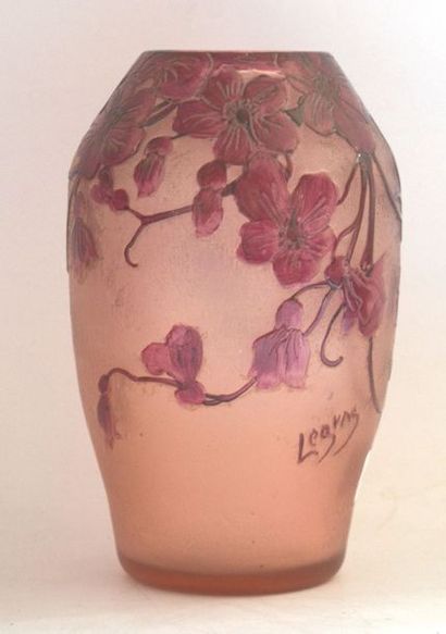 LEGRAS Vase en verre multicouche à décor de fleurs stylisées.Haut.: 22 cm