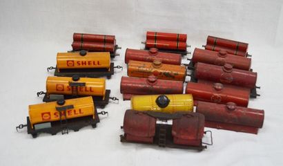 null 2- Dans un carton: ensemble d'éléments de trains, grues, wagon-grue. 3- Ensemble...