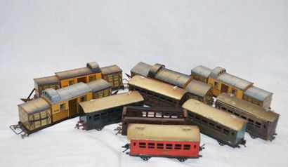 null 8- Dans un carton: 6 éléments de wagons de voyageurs et 4 wagons de transport...