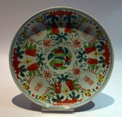 null [ASIE] ASSIETTE en porcelaine verte et rouge. Marque au dos. Chine 19ème siècle....