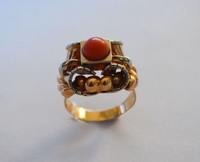 null BAGUE en or jaune à enroulement et ornée d'une boule de corail. PB : 9,3 g