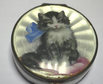 null BOÎTE à pilules en argent émaillé à décor d'un chat au nœud bleu sur un coussin...