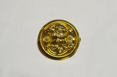 null BROCHE ronde en or ajouré à décor floral (manque des perles). PB: 6,1 g