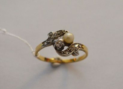 null BAGUE en or jaune ornée de roses et d'une perle de culture T: 53. PB : 2,5 ...