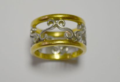 null BAGUE double anneau en or jaune, reliés par des entrelacs en or blanc

(A CONTRÔLER)...