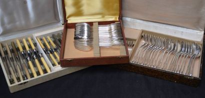 null 3 ECRINS: 1 écrin comprenant 12 cuillères et 4 fourchettes en métal argenté...