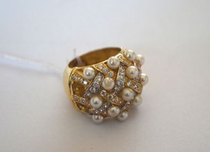 null Importante bague en or ornée de lignes croisées de zircons, parsemées de perles...