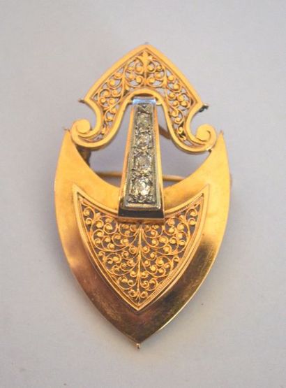 null BROCHE pendentif en forme de fer de lance, en or, en partie filigranée, ornée...