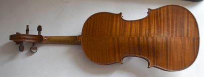 null VIOLON Mirecourt et 2 Archets. Dans son étui.