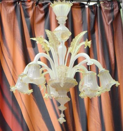 null LUSTRE Murano à six bras de lumières et branches fleuries, en verre blanc laIteux....